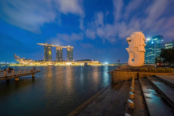 Merlion z budynkami wieżowca w Singapurze w nocy. Fi — Zdjęcie stockowe