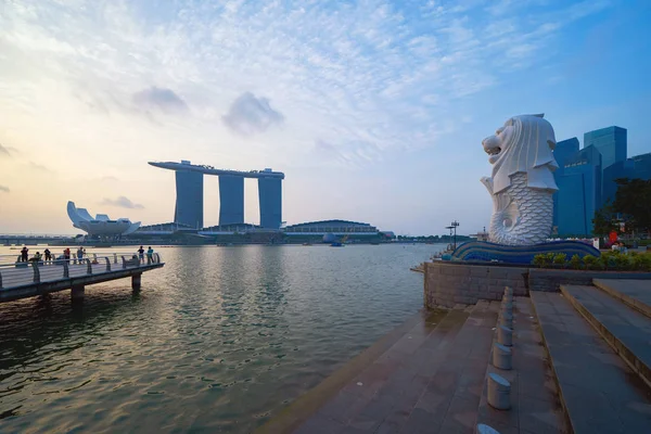 Merlion z budynkami wieżowców w Singapurze City w południe. Fin — Zdjęcie stockowe