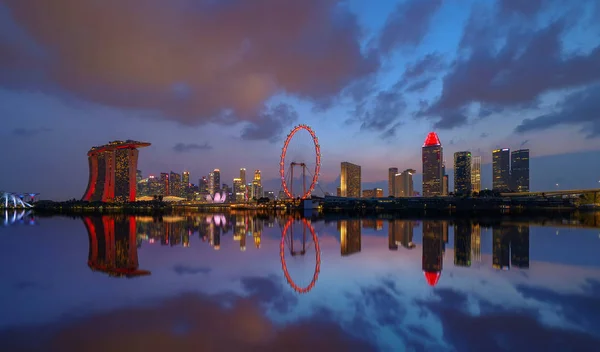 Singapour Downtown skyline la nuit avec réflexion. Finances d — Photo