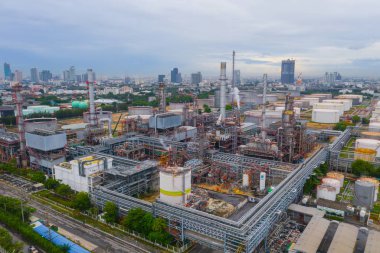 Endüstriyel Petrokimya petrol rafinerisi ve deniz havadan görünümü 