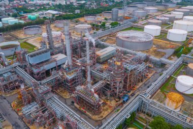 Endüstriyel Petrokimya petrol rafinerisi ve deniz havadan görünümü 