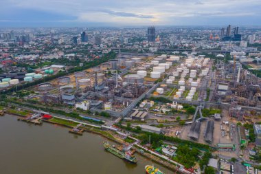 Endüstriyel Petrokimya petrol rafinerisi ve deniz havadan görünümü 