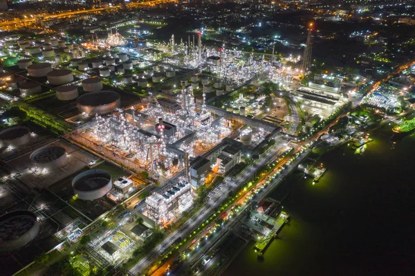 Vista aérea da refinaria petroquímica de petróleo e do mar na indústria — Fotografia de Stock