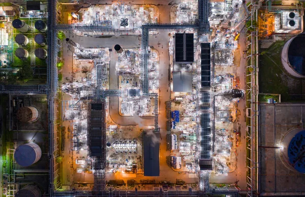 Vista aérea de la refinería petroquímica de petróleo y el mar en la industria —  Fotos de Stock