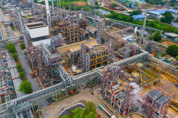 Vista aérea de la refinería petroquímica de petróleo y el mar en la industria — Foto de Stock