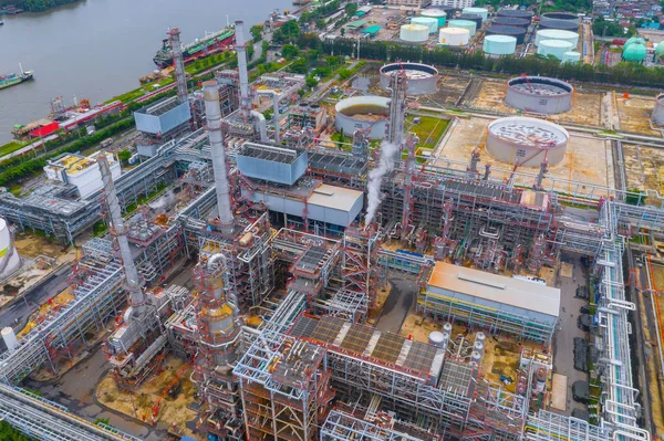 Vista aérea de la refinería petroquímica de petróleo y el mar en la industria — Foto de Stock