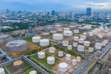 Endüstriyel Petrokimya petrol rafinerisi ve deniz havadan görünümü 