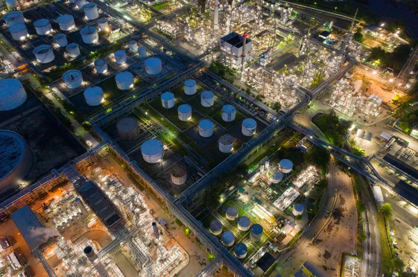 Вид с воздуха на нефтехимический нефтеперерабатывающий завод и море в промышленности — стоковое фото