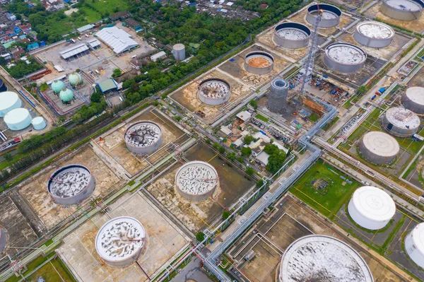 Luftaufnahme der petrochemischen Ölraffinerie und des Meeres in der Industrie — Stockfoto