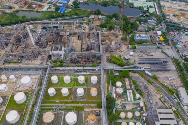 Вид с воздуха на нефтехимический нефтеперерабатывающий завод и море в промышленности — стоковое фото