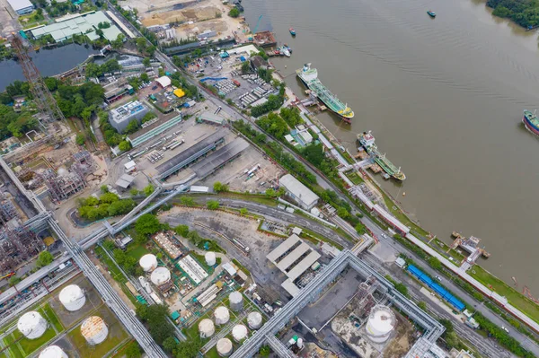 Vista aérea da refinaria petroquímica de petróleo e do mar na indústria — Fotografia de Stock
