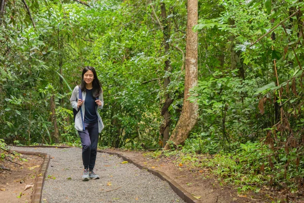 Mulher asiática feliz relaxar e desfrutar na floresta tropical w — Fotografia de Stock