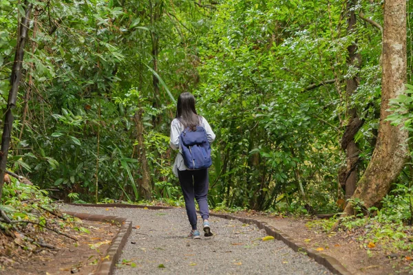 Mutlu Asyalı kadın rahatlatıcı ve tropikal orman w zevk — Stok fotoğraf