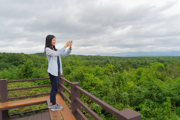 快乐亚洲女人使用手机拍照的相机o — 图库照片