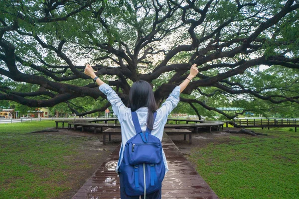 Mujer asiática feliz, una mochilera, relajante y disfrutando en Giant —  Fotos de Stock