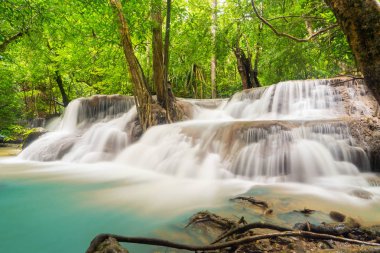 Huay Mae Khamin Şelalesi ve ağaçlar. Kancha'nın doğa manzarası