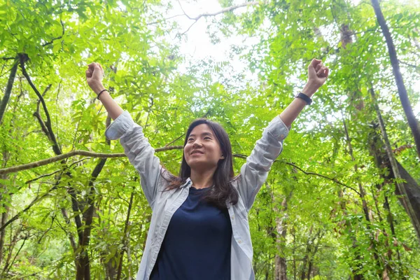 快乐的亚洲女人放松和享受在热带森林w — 图库照片