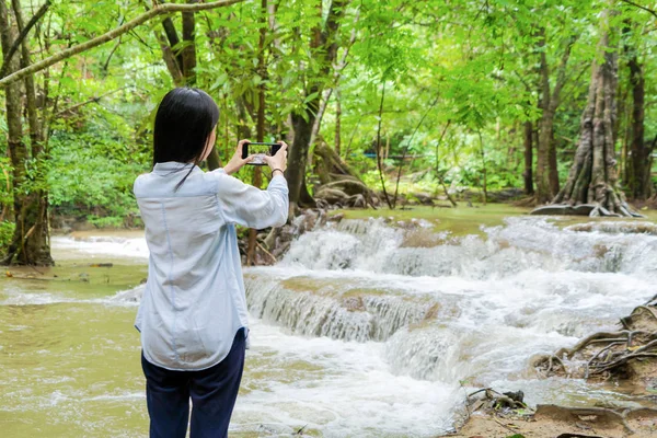 Mulher asiática feliz usando telefone celular para tirar uma foto por câmera o — Fotografia de Stock