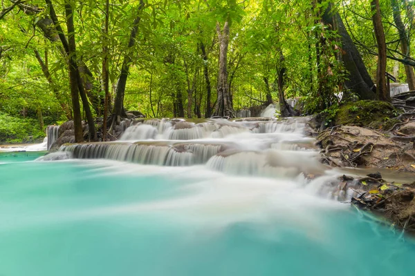 Huay Mae Khamin Cachoeira com árvores. Paisagem natural de Kancha — Fotografia de Stock