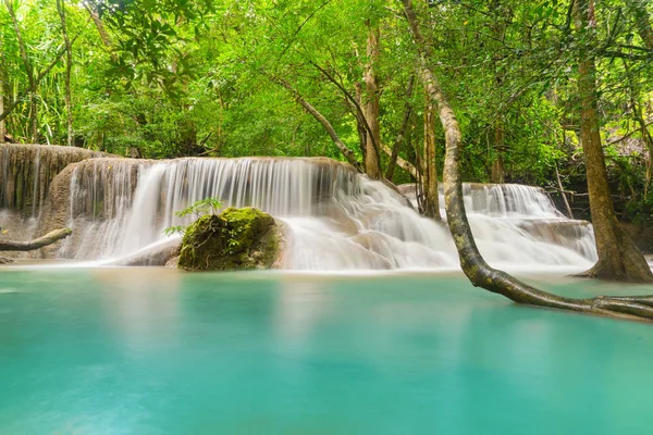 Huay Mae Khamin Cachoeira com árvores. Paisagem natural de Kancha — Fotografia de Stock
