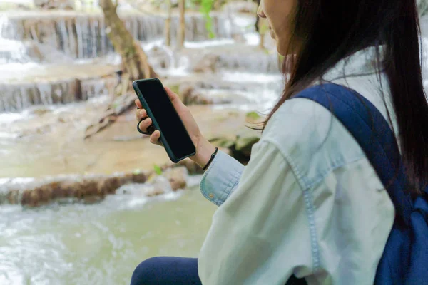 Boldog ázsiai nő segítségével mobil okostelefon a chat, vagy hívja ismerősének — Stock Fotó