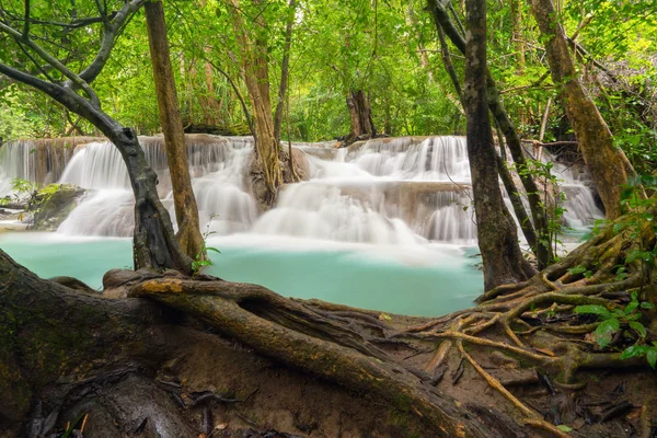 Huay Mae Khamin vízesés a fák. Kancha természeti tája — Stock Fotó