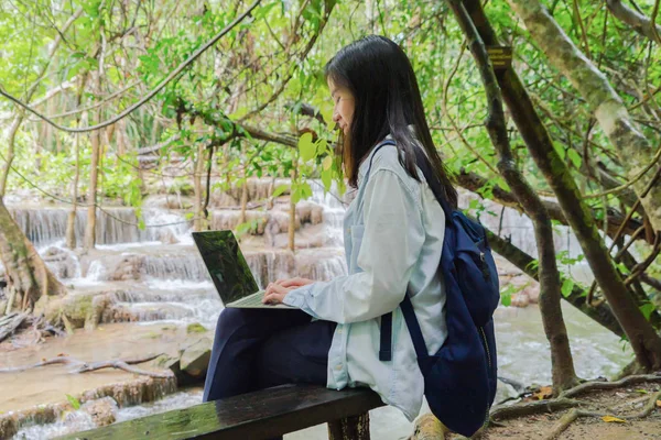 Šťastná asijská žena, na volné noze, pracuje online a používá Compu — Stock fotografie