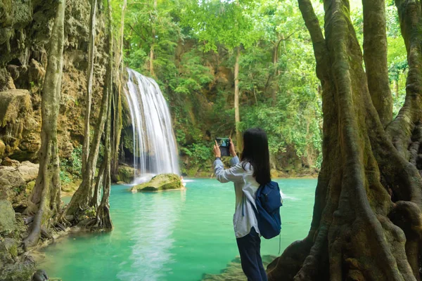 Mulher asiática feliz usando telefone celular para tirar uma foto por câmera o — Fotografia de Stock