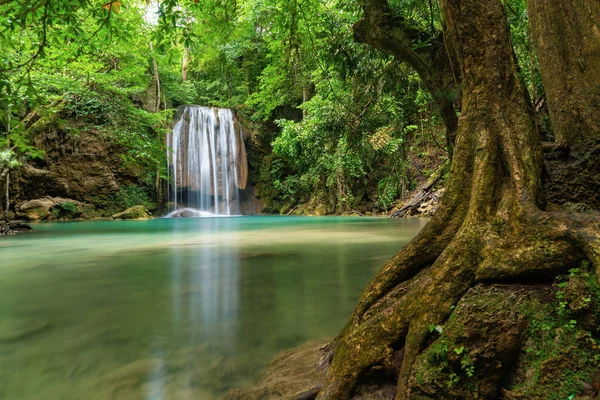 Cachoeira Erawan. Paisagem natural do distrito de Kanchanaburi em n — Fotografia de Stock