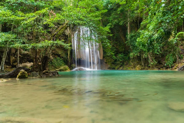 Cachoeira Erawan. Paisagem natural do distrito de Kanchanaburi em n — Fotografia de Stock