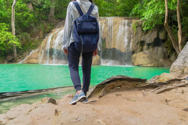 Mulher asiática feliz relaxar e desfrutar na cachoeira Erawan com — Fotografia de Stock