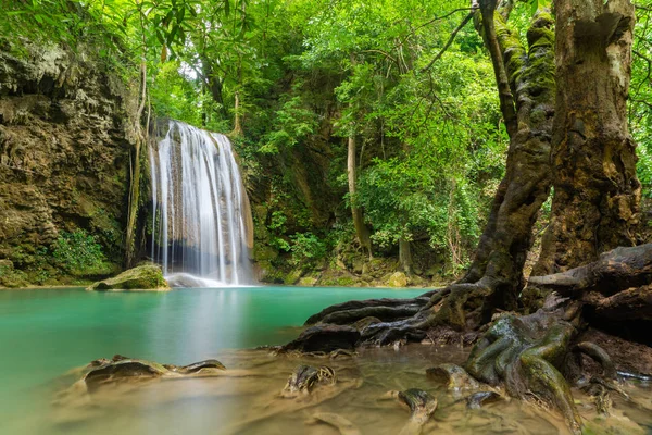 Cachoeira Erawan. Paisagem natural do distrito de Kanchanaburi em n — Fotografia de Stock