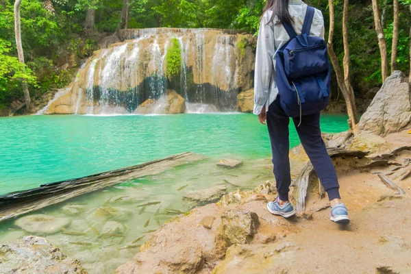 Mulher asiática feliz relaxar e desfrutar na cachoeira Erawan com — Fotografia de Stock