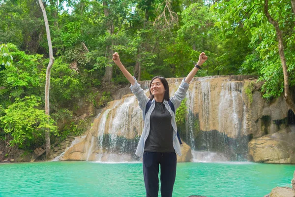 Boldog ázsiai nő pihentető és élvezi a Erawan vízesés — Stock Fotó