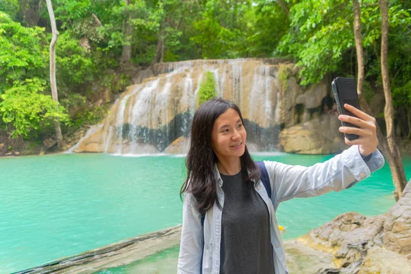 Mulher asiática feliz tirar uma selfie para postar nas redes sociais em wat — Fotografia de Stock