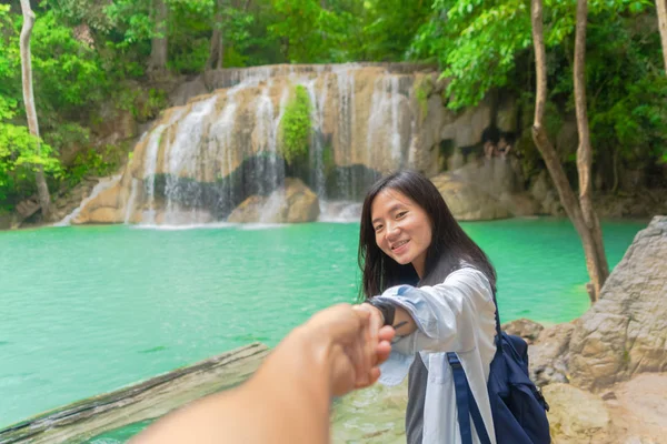 Mulher asiática feliz segurando a mão de seu namorado em lua de mel em — Fotografia de Stock