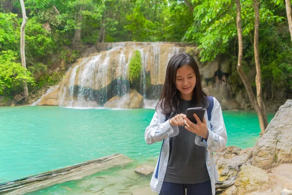 Mulher asiática feliz usando smartphone móvel para conversar ou chamar amigo — Fotografia de Stock