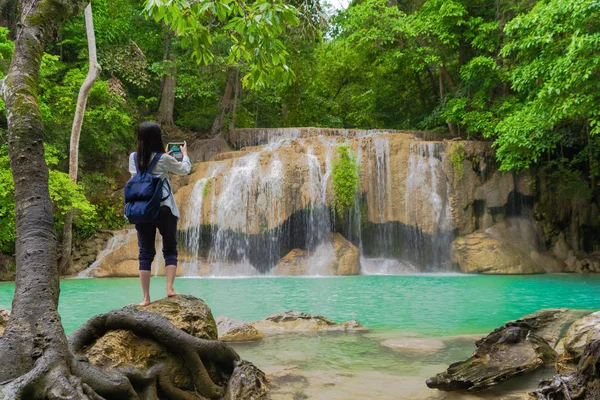 Mulher asiática feliz usando telefone celular para tirar uma foto por câmera o — Fotografia de Stock