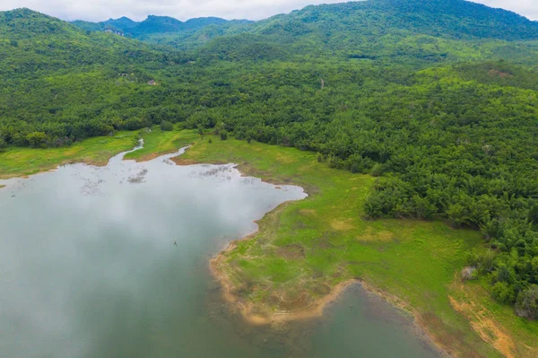Vzdušný pohled na stromy, řeku nebo jezero v tropickém lese v na — Stock fotografie