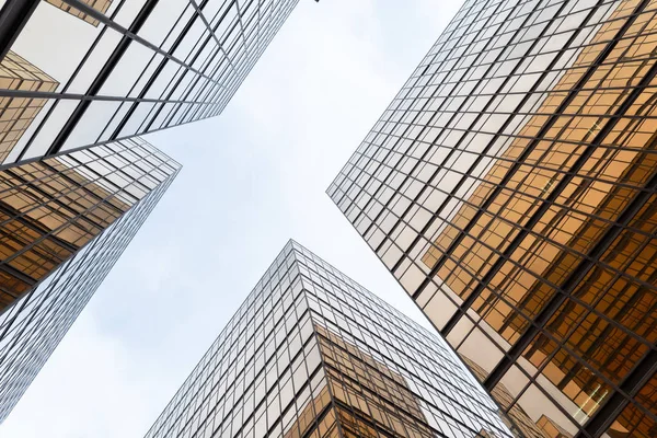 Edifício dourado. Vidro Windows de arranha-céus de escritório moderno em t — Fotografia de Stock