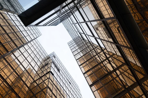 Arany épület. Windows pohár modern irodai felhőkarcolók a t — Stock Fotó