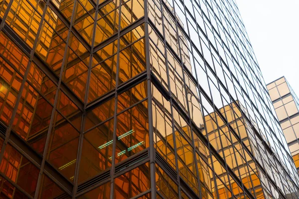 Edificio dorado. Ventanas de vidrio de rascacielos de oficina modernos en t — Foto de Stock