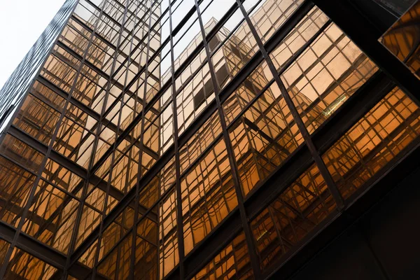 Bâtiment doré. Vitres vitrées des gratte-ciel de bureau modernes en t — Photo