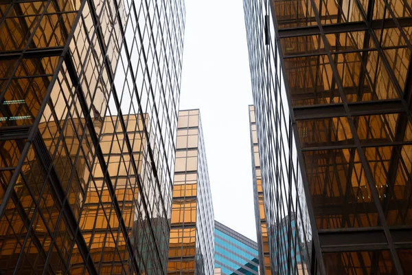 Gouden gebouw. Windows glas van moderne kantoor wolkenkrabbers in t — Stockfoto