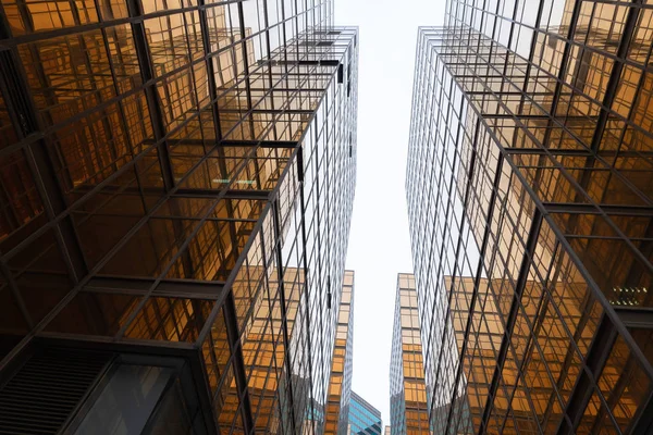 Bâtiment doré. Vitres vitrées des gratte-ciel de bureau modernes en t — Photo