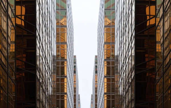 Gouden gebouw. Windows glas van moderne kantoor wolkenkrabbers in t — Stockfoto