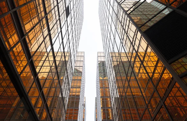 Edificio dorado. Ventanas de vidrio de rascacielos de oficina modernos en t —  Fotos de Stock