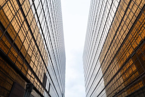 황금 건물입니다. t에서 현대 사무실 마천루의 윈도우 유리 — 스톡 사진