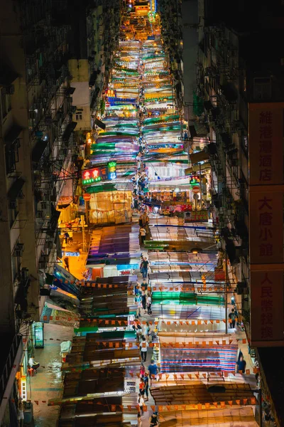 夜の小売店で歩いたり買い物をする人の群衆 — ストック写真