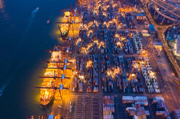 Vista superior aérea del buque de carga de contenedores en la exportación e importación — Foto de Stock